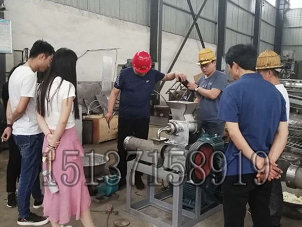 朝鮮冷面機(jī)試機(jī)現(xiàn)場