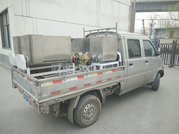 發(fā)往江蘇徐州的四臺(tái)不銹鋼洗面機(jī)已裝車(chē)