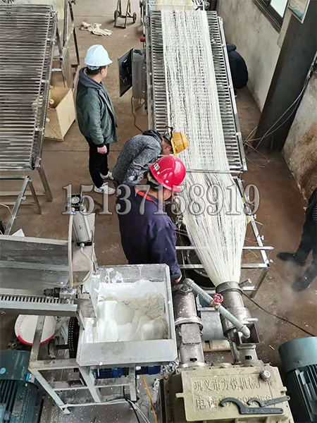 全自動(dòng)米線機(jī)試機(jī)現(xiàn)場